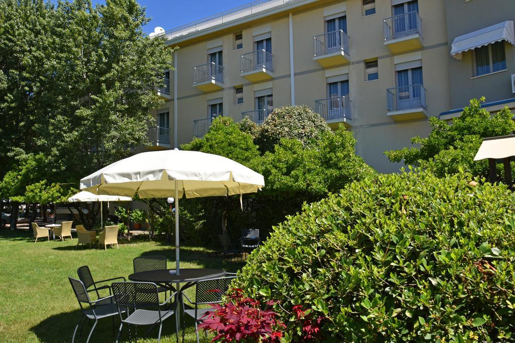 Hotel Janeiro Frontemare ليدو دي يسولو المظهر الخارجي الصورة